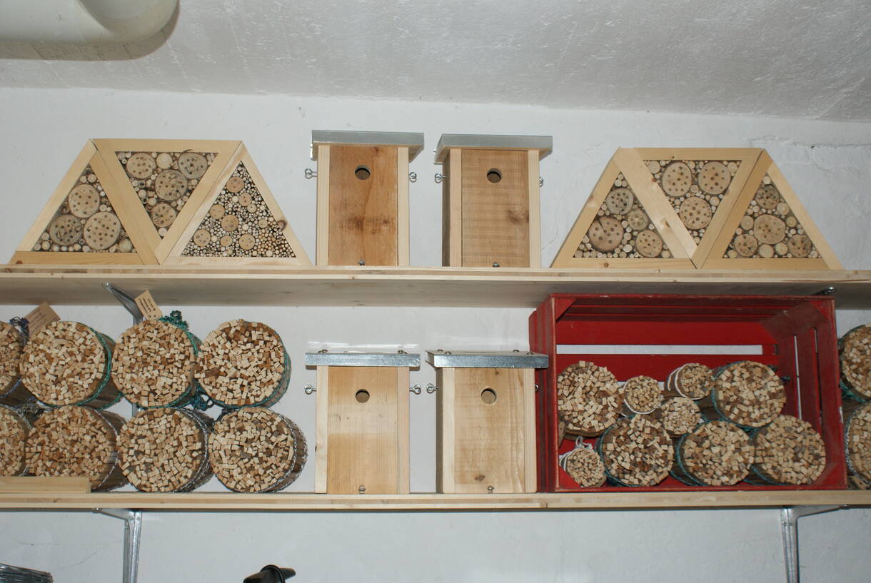 Das Schwandengut fertigt diverse Produkte aus Holz wie Wildbienenhäuschen, Holzrugeli, oder Vogelhäuser an. 