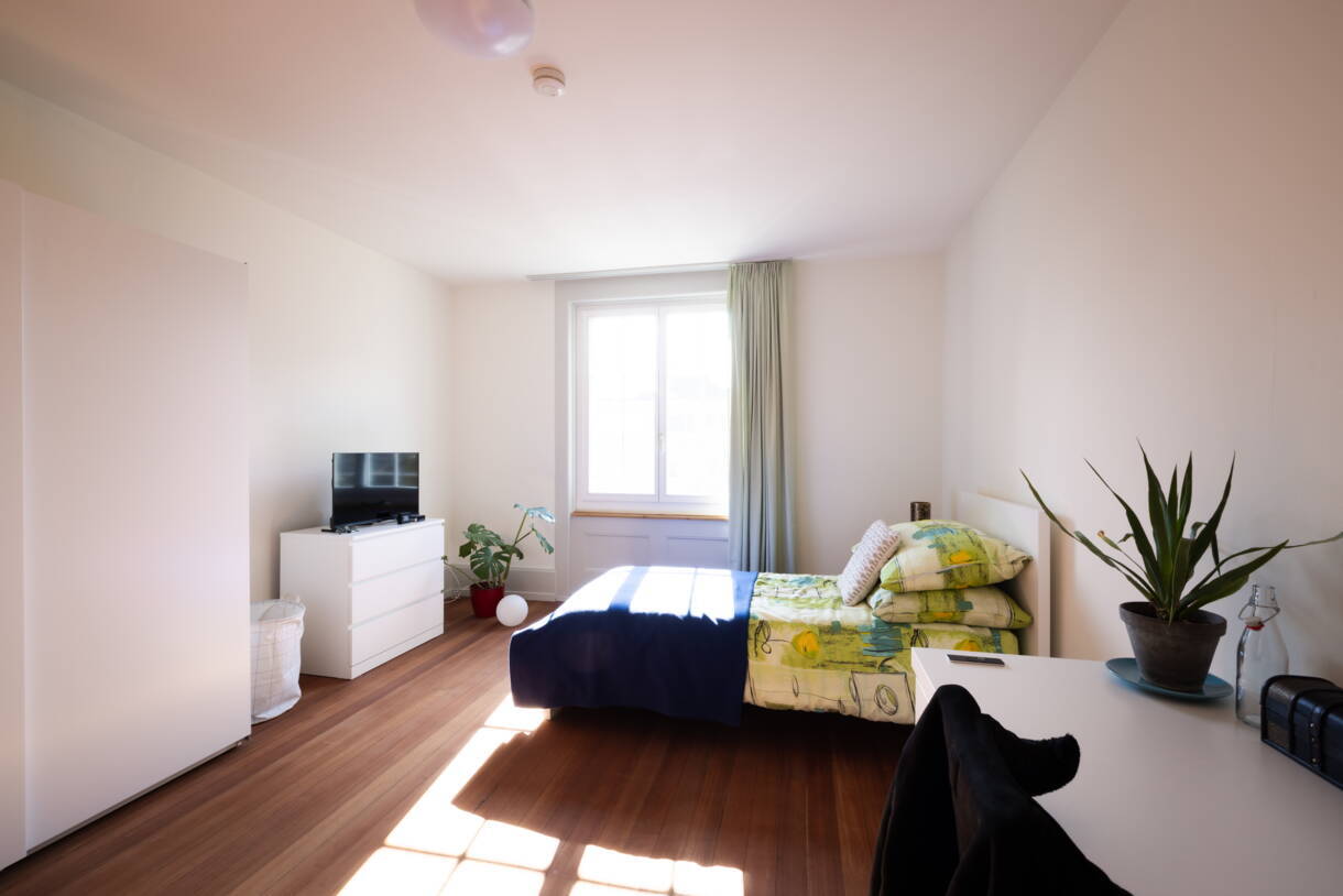 Einblick in ein Klient:innenzimmer. Alle unsere Zimmer sehen anders aus.