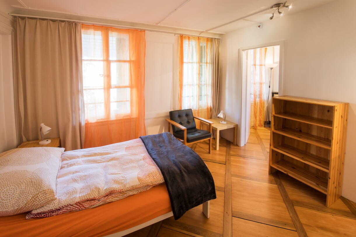 Einblick in ein Klient:innenzimmer an der Muristrasse 28. Alle Zimmer sind unterschiedlich.