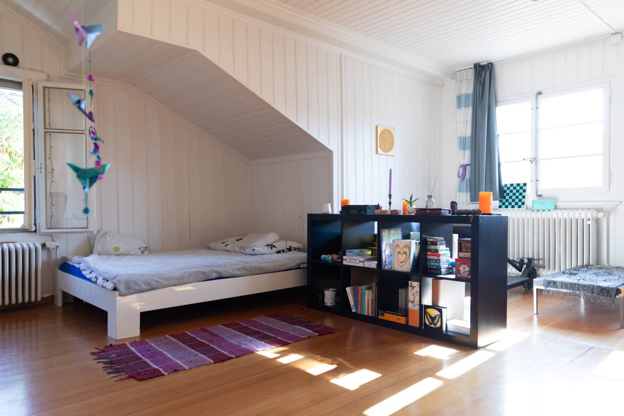 Einblick in ein Klient:innenzimmer. Alle unsere Zimmer sehen anders aus.