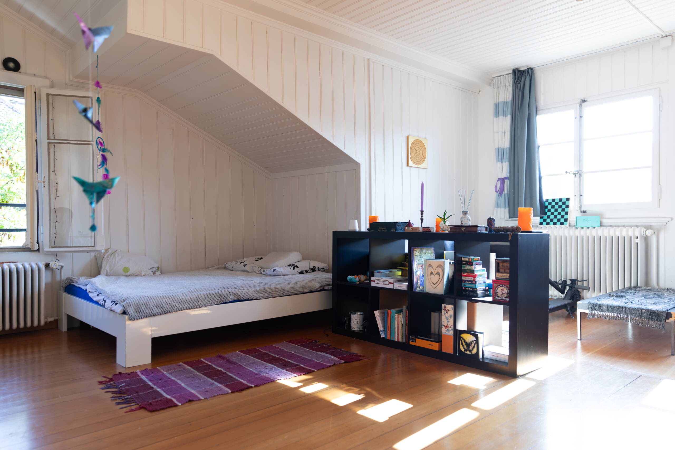 Einblick in ein Klient:innenzimmer. Alle unsere Zimmer sehen anders aus.