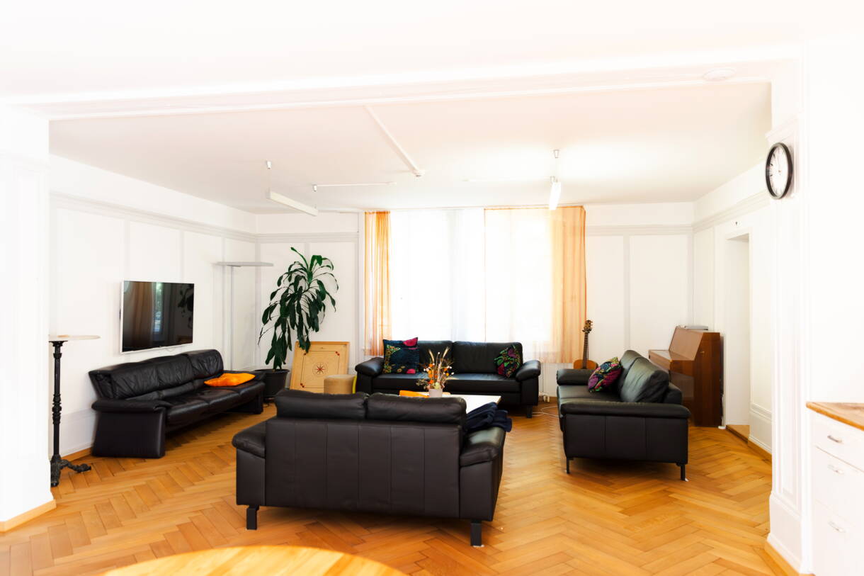 Das Wohnzimmer lädt ein zum gemeinsamen Verweilen und Spielen oder zum Erholen.