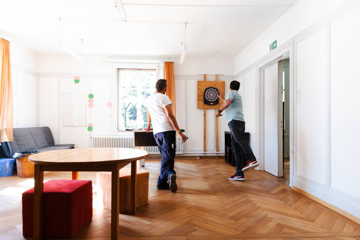Das Wohnzimmer lädt ein zum gemeinsamen Verweilen und Spielen oder zum Erholen.