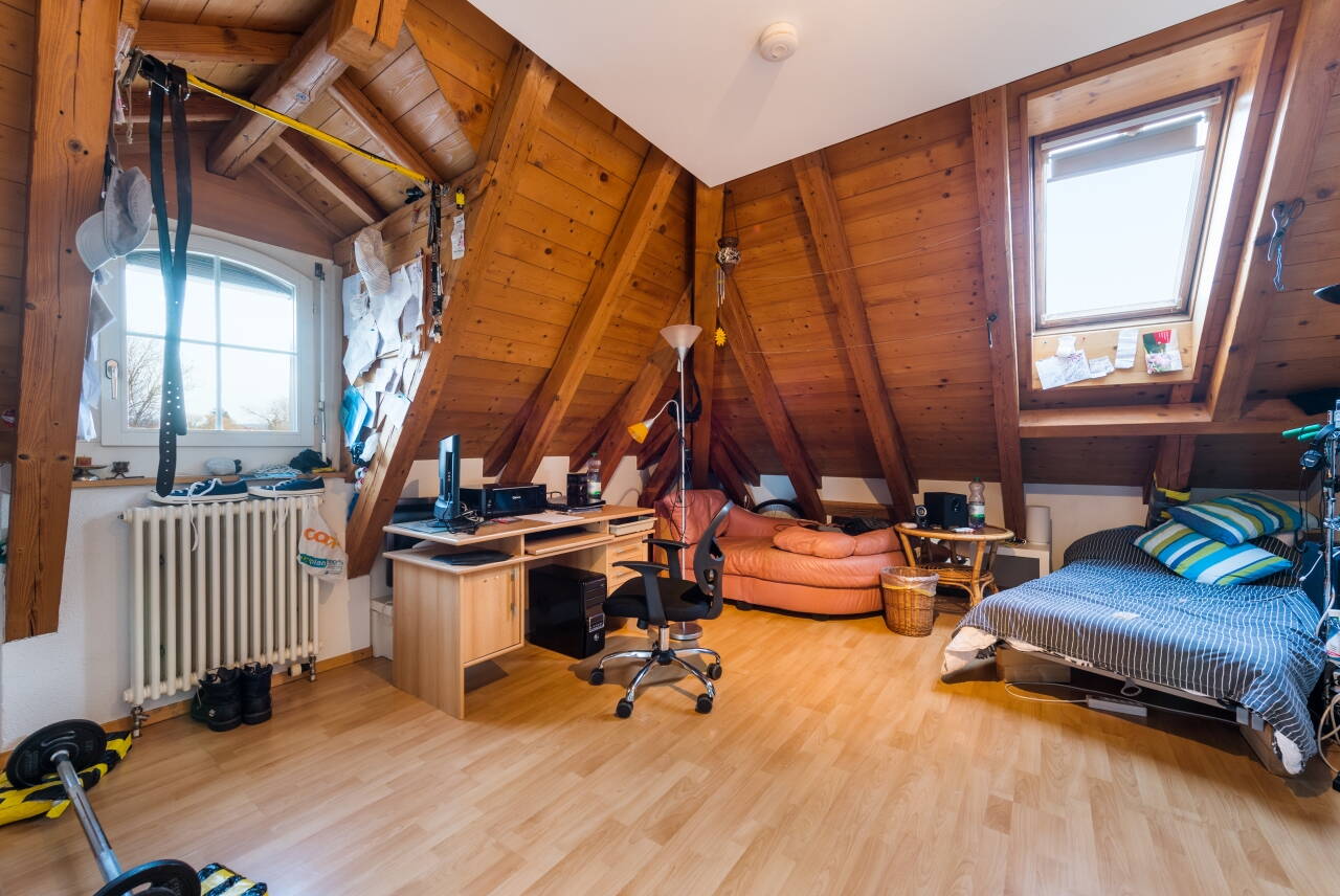 Einblick in ein Klient:innenzimmer im Dachgeschoss der Muristrasse 28. Alle Zimmer sind unterschiedlich.