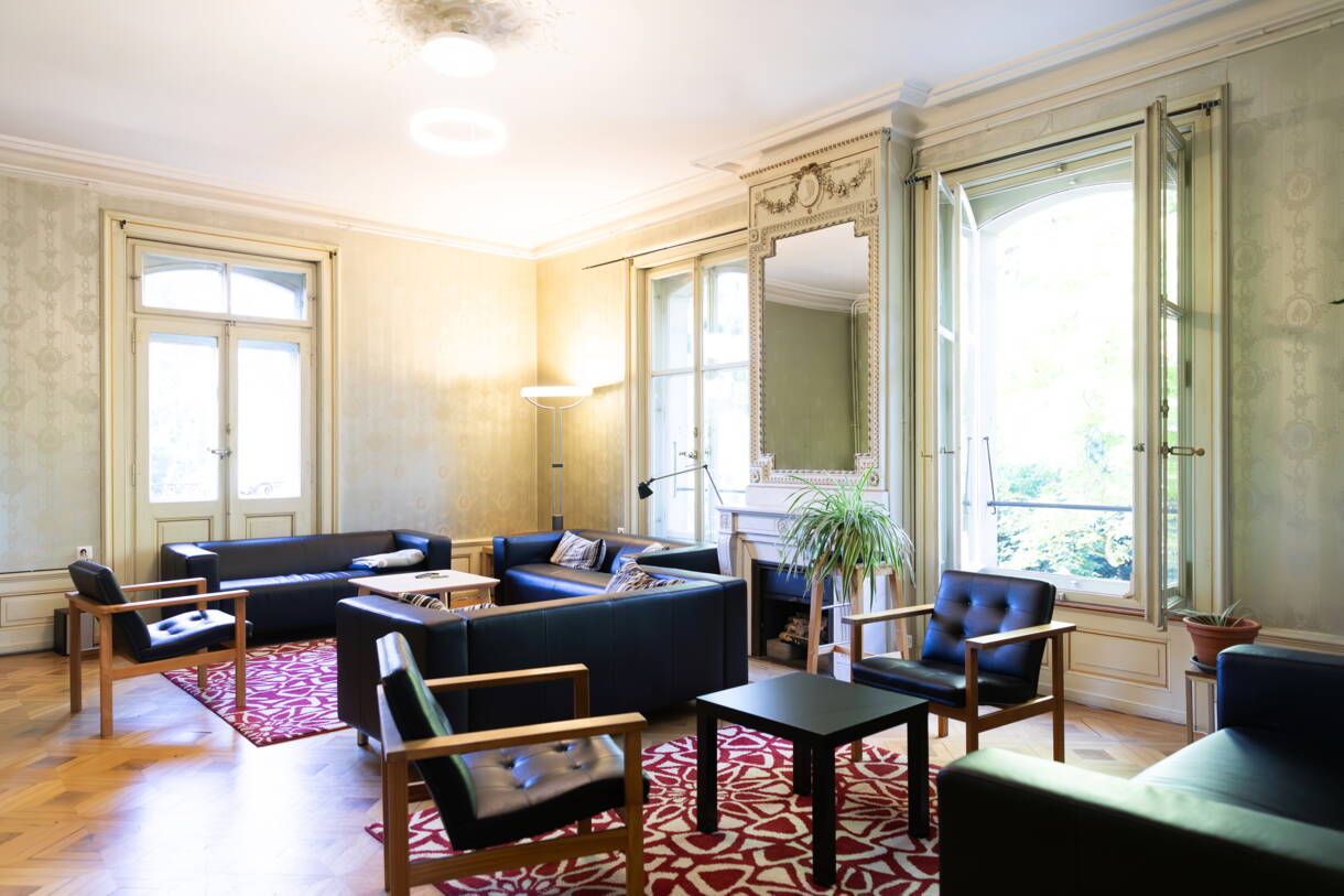 Das Wohnzimmer an der Muristrasse 28 ist gross und lichtdurchflutet. 