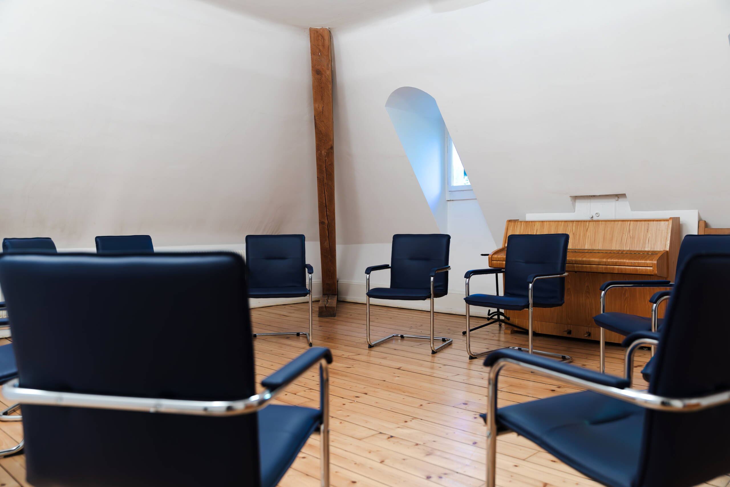 Einblick in ein Therapiezimmer. Es gibt unterschiedliche therapeutische Angebote wie zum Beispiel Gruppentherapie.
