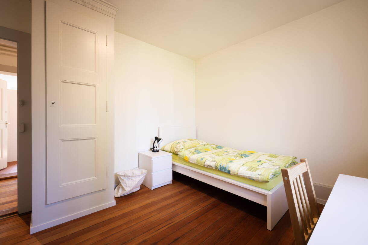 Einblick in ein Klient:innenzimmer. Alle unsere Zimmer sehen anders aus.